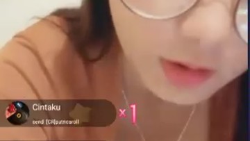 Putri Carol Berkacamata Live Colmek pake Topeng
